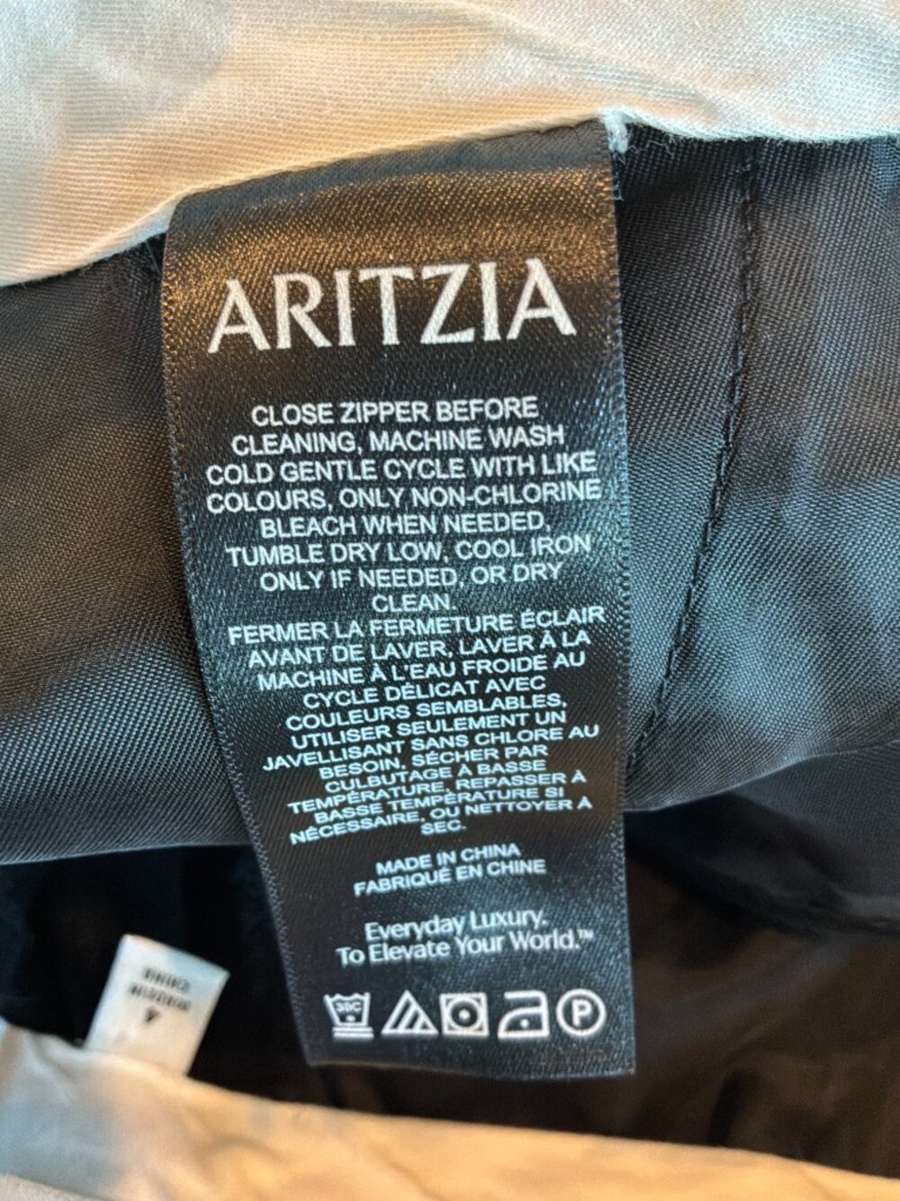 Aritzia The Effortless women's Pant crepette black pleated size 4 - Picture 8 of 9